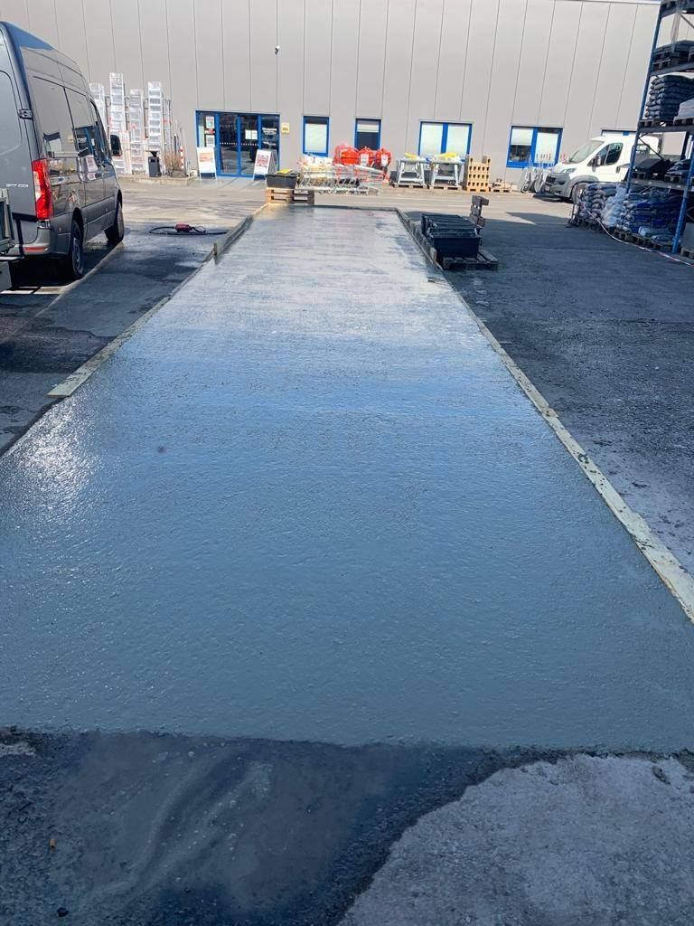 Frisch abgezogene glatte Bodenplatte aus Beton