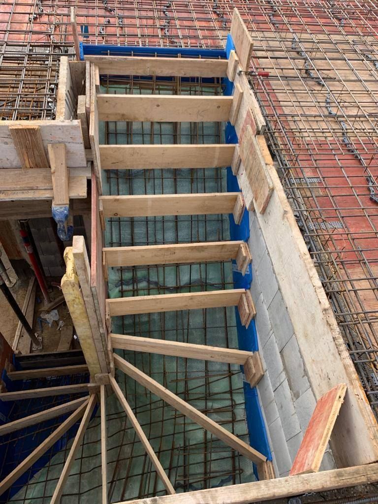 Geschalte Ortbetontreppe mit eingelegter Bewehrung im Rohbau