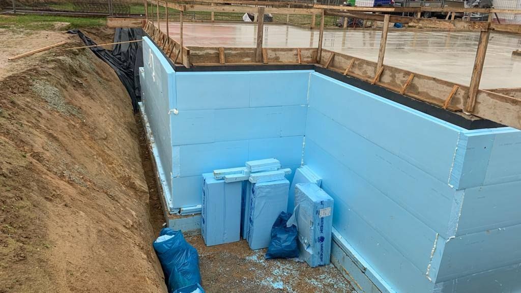 Baugrube mit gedämmter Gründung und Schalung auf einer Baustelle im Kreis Heinsberg